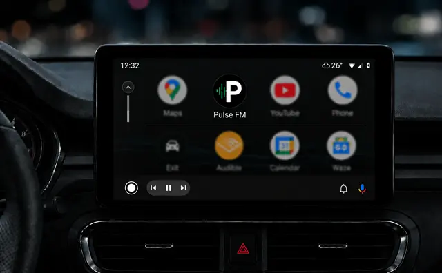 App de la radio en el panel del coche con Apple CarPlay y Android Auto